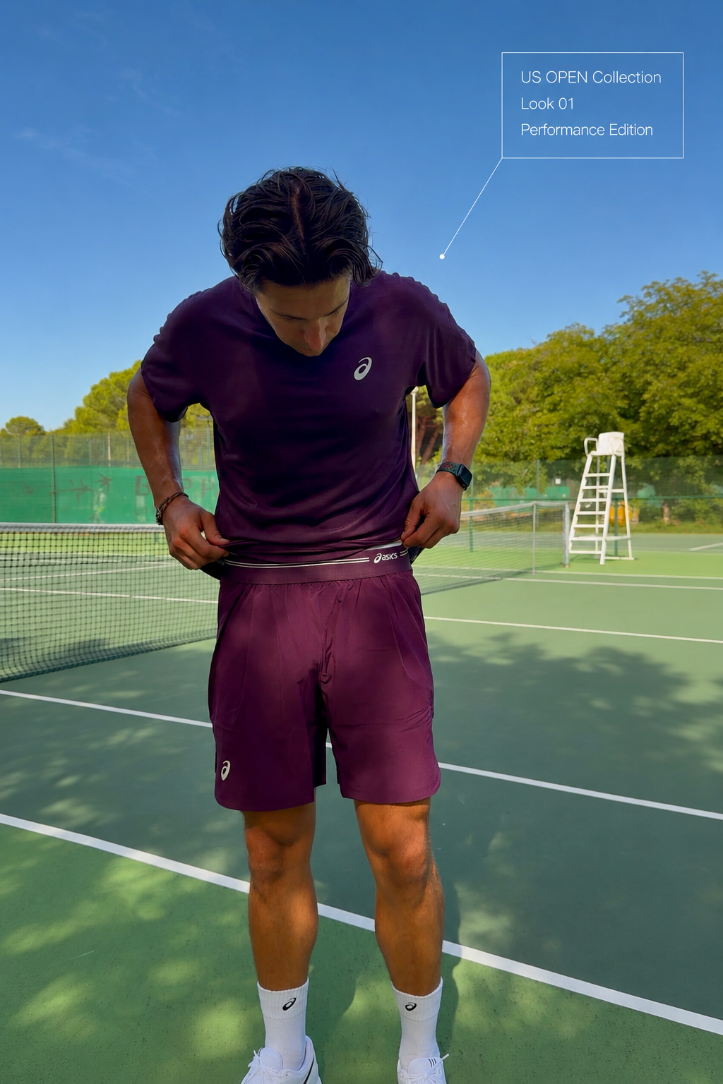 Samy présente une tenue ASICS prune sur un court vert, Look 01 de la collection US Open