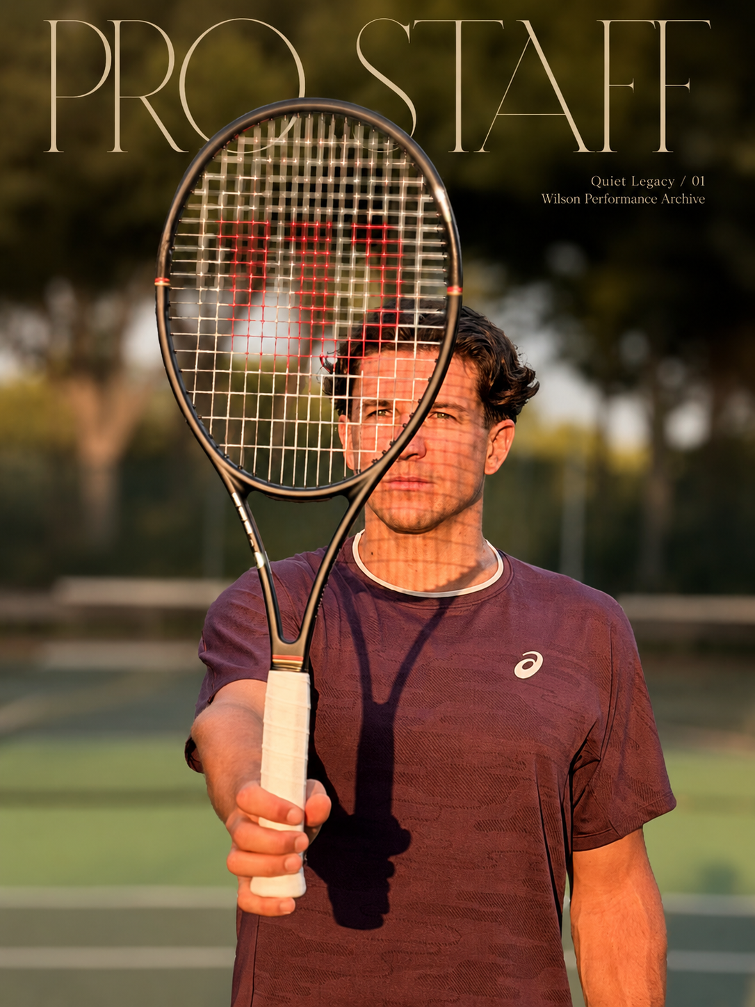 Portrait de Samy à la lumière du soleil, une raquette Wilson Pro Staff devant son visage