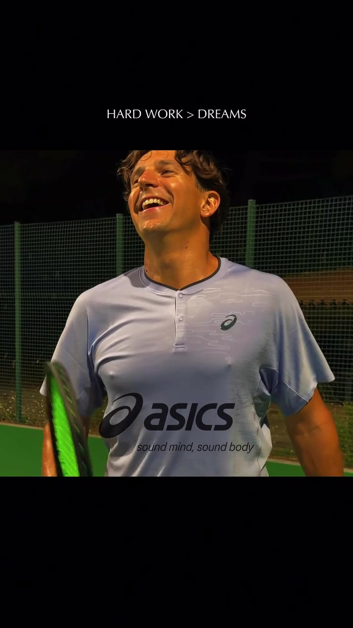 Samy sourit sur un court éclairé la nuit, dans le film Hard Work > Dreams