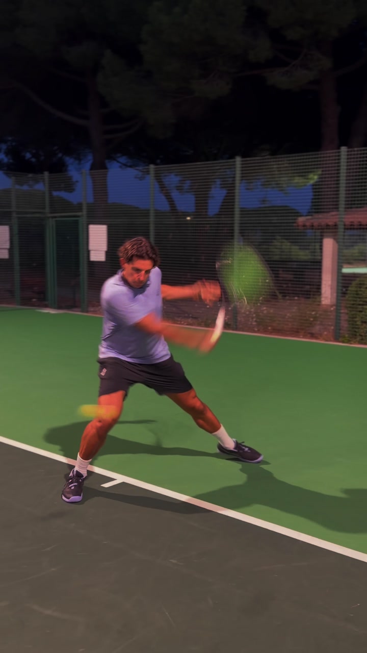 Samy en tenue ASICS Night Energy sur un court de tennis en soirée