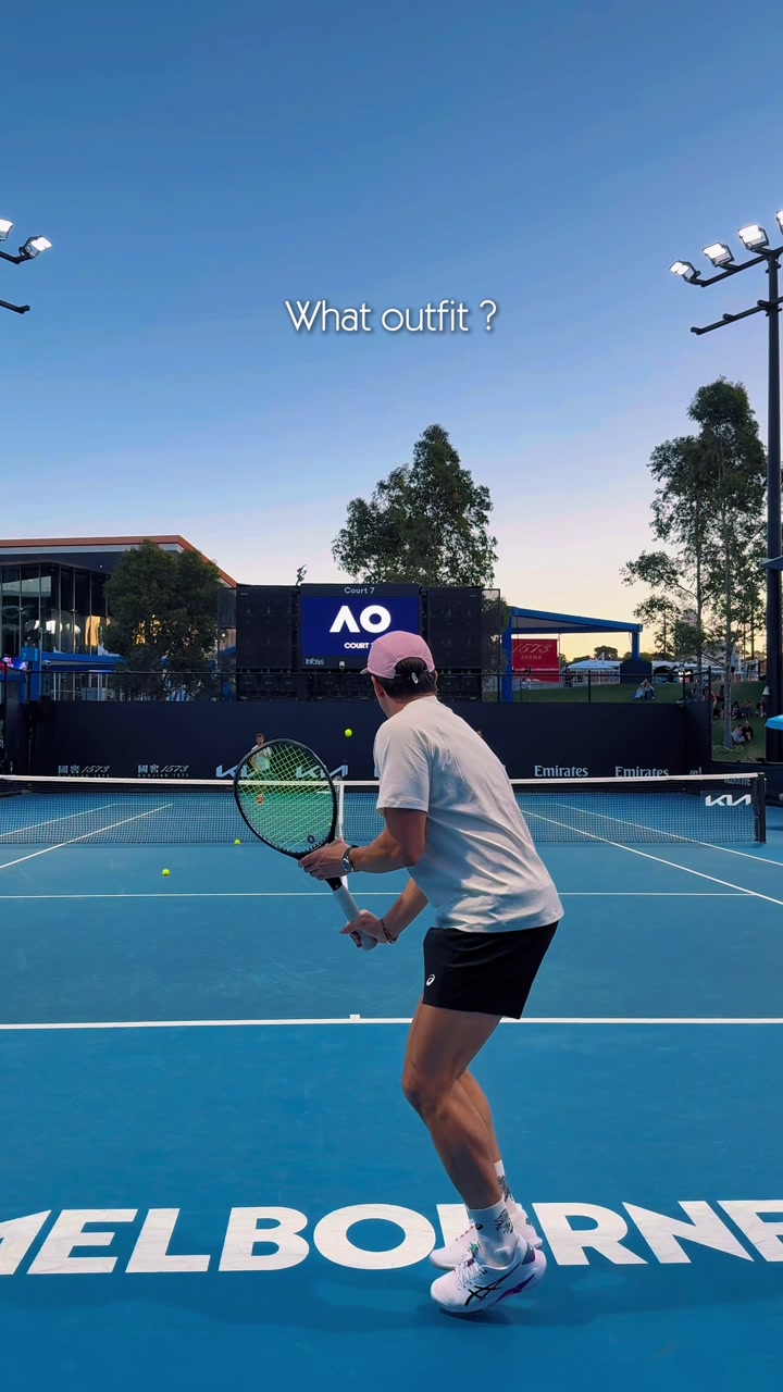 Samy prépare un revers à une main sur un court bleu à Melbourne
